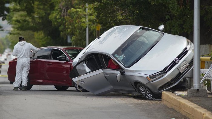 Penampakan Mobil Pria yang Dibunuh Orang Tak Dikenal di Meksiko Sejumlah orang bersenjata membajak mobil seorang pria di Apatzingan, Meksiko. Akibatnya, pria tersebut tewas.