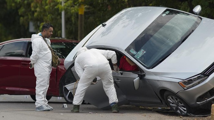 Penampakan Mobil Pria yang Dibunuh Orang Tak Dikenal di Meksiko Sejumlah orang bersenjata membajak mobil seorang pria di Apatzingan, Meksiko. Akibatnya, pria tersebut tewas.