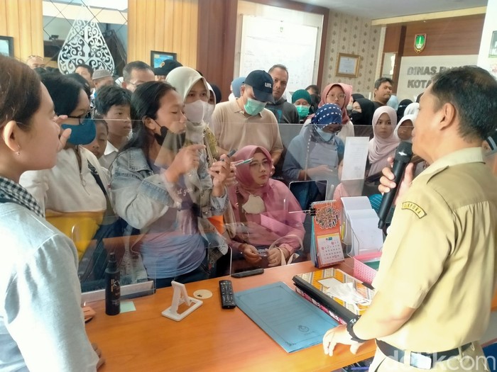 Wali murid dari luar Kota Solo datangi kantor Dinas Pendidikan Kota Solo, Senin (3/7/2023).