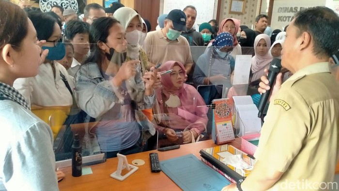 Wali murid dari luar Kota Solo datangi kantor Dinas Pendidikan Kota Solo, Senin (3/7/2023).
