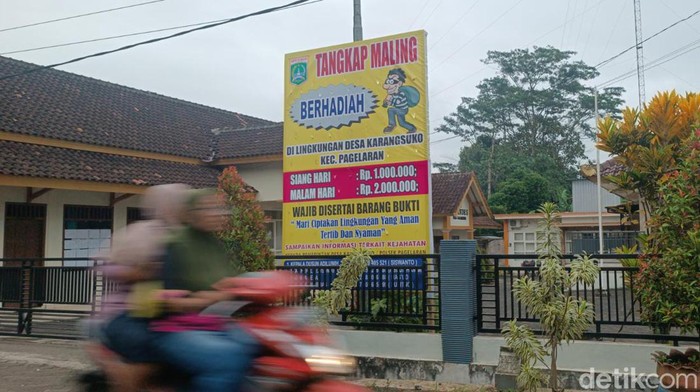 Pengumuman sayembara tangkap maling di Desa Karangsuko, Malang.