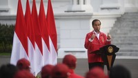 Presiden Joko Widodo berpidato saat acara penyerahan bonus kepada kontingen ASEAN Para Games di halaman Istana Merdeka, Jakarta.