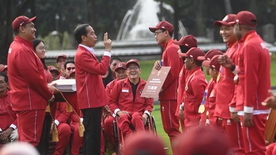 Momen Jokowi Serahkan Bonus Ratusan Miliar untuk Atlet ASEAN Para Games