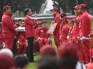 Momen Jokowi Serahkan Bonus Ratusan Miliar untuk Atlet ASEAN Para Games