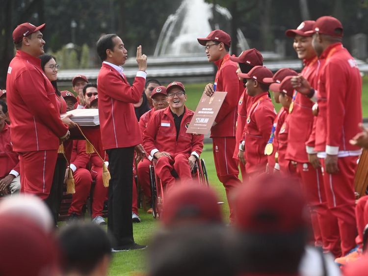 Momen Jokowi Serahkan Bonus Ratusan Miliar untuk Atlet ASEAN Para Games