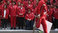 Presiden Joko Widodo (kedua kanan) didampingi Menpora Dito Ariotedjo (kedua kiri), Menkeu Sri Mulyani (kiri), dan Ketua Umum (Ketum) National Paralympic Committee (NPC) Indonesia Senny Marbun (kiri) bersiap untuk foto bersama dengan atlet dan ofisial saat acara penyerahan bonus kepada kontingen ASEAN Para Games di halaman Istana Merdeka, Jakarta, Senin (3/7/2023).