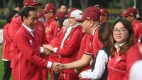 Presiden Joko Widodo berjabat tangan dengan atlet, pelatih dan ofisial saat acara penyerahan bonus kepada kontingen ASEAN Para Games di halaman Istana Merdeka, Jakarta.  