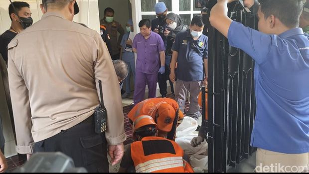 Petugas bongkar septic tank klinik aborsi di Kemayoran (Devi Puspitasari/detikcom)