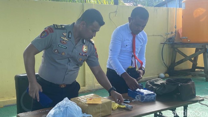 Polisi mengamankan barang bukti ganja di Sorong, Papua Barat.