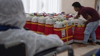 Seorang petugas menata koper jamaah haji Indonesia kloter UPG 1 untuk ditimbang di Hotel 301 di Mekah, Arab Saudi, Minggu (2/7/2023).  