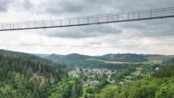 Potret 'Stairway to Heaven', Jembatan Gantung Jerman Terpanjang di Dunia A view of Skywalk, the 664m world's longest free suspended steel rope bridge, built since January 2022 right next to the Nordic Skiing World Cup jumping hill Muehlenkopf Schanze in Willingen, Germany, June 29, 2023. REUTERS/Stephane Nitschke