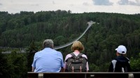 Berlabuh ke tanah dengan 36 jangkar baja yang telah dibor ke gunung di bawahnya dengan kedalaman 21 meter, jembatan ini memiliki daya dukung hingga 750 orang.  