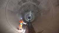 Insinyur Jason Lyon berjalan di sepanjang bagian Terowongan Thames Tideway, terowongan sepanjang 25 kilometer melintasi London di bawah dan di sepanjang Sungai Thames, Kamis (29/6/2023). Terowongan ini merupakan salah satu proyek teknik terbesar yang pernah ada di London dalam beberapa tahun terakhir dan diproyeksikan dapat mengatasi limpahan gabungan selokan yang saat ini mencemari sungai Thames.