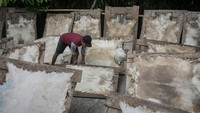 Kulit kambing untuk bahan baku kerajinan kaligrafi kulit tersebut dipasarkan ke Sukoharjo dan Klaten yang dijual dengan harga Rp30 ribu hingga Rp80 ribu per lembar. 