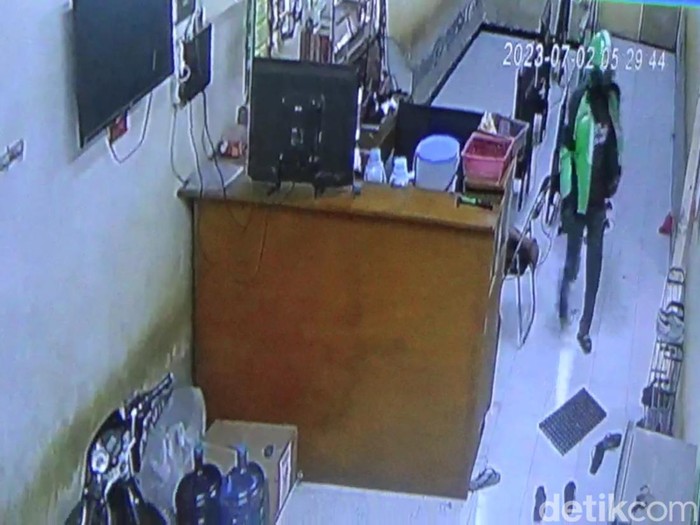 Rekaman CCTV peristiwa pencurian PS di Semarang saat diputar di layar televisi, Senin (3/7/2023).