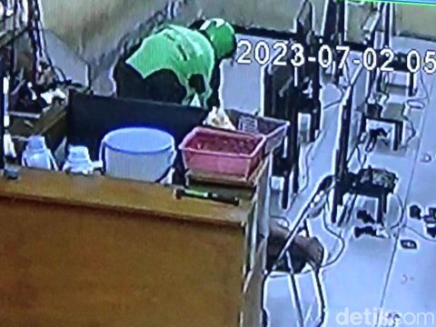 Rekaman CCTV peristiwa pencurian PS di Semarang saat diputar di layar televisi, Senin (3/7/2023).