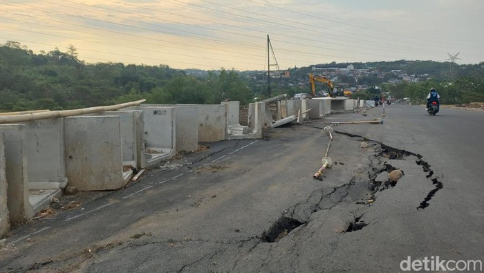 Retakan di jalan baru penghubung Jangli - Undip Tembalang Kota Semarang. Foto diambil Senin (3/7/2023).