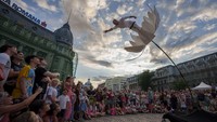 Diketahui, para seniman ini merupakan penampil yang tergabung dalam Flower Sway Poles dari Italia.