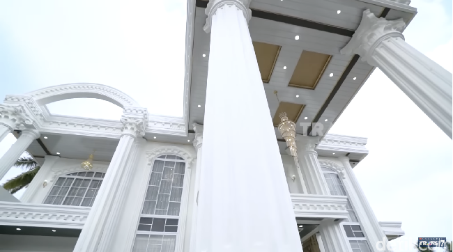 Kesuksesan tiktoker dengan nama akun Mami Sultan sebagai pengusaha kosmetik membuahkan sebuah rumah mewah di Palembang, Sumatera Selatan. Bak istana, rumah tersebut memililki pilar-pilar megah.  (Foto: YouTube/Trans7 Official)