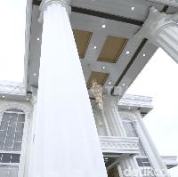 Kesuksesan tiktoker dengan nama akun Mami Sultan sebagai pengusaha kosmetik membuahkan sebuah rumah mewah di Palembang, Sumatera Selatan. Bak istana, rumah tersebut memililki pilar-pilar megah.  (Foto: YouTube/Trans7 Official)