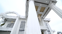 Inilah penampakan bagian depan istana mewah Mami Sultan. Sebelum menjadi TikToker, Mami Sultan menggeluti dunia usaha kosmetik hingga sekarang. Hasilnya, Mami Sultan pun memiliki rumah bak istana negeri dongeng ini. Foto: YouTube/Trans7 Official