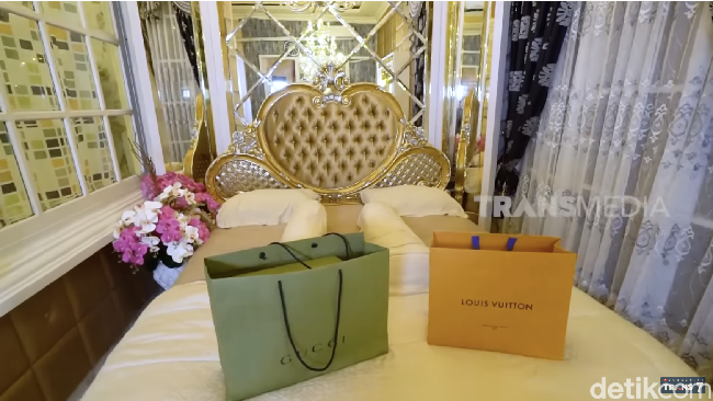 Inilah penampakan kamar utama. Panel-panel cermin ikut menghiasi di bagian dinding. (Foto: YouTube/Trans7 Official)