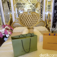 Inilah penampakan kamar utama. Panel-panel cermin ikut menghiasi di bagian dinding. (Foto: YouTube/Trans7 Official)