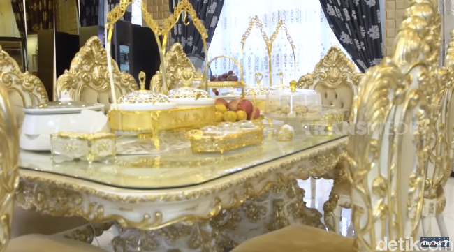 Peralatan makan hingga meja dan kursinya pun serba emas. (Foto: YouTube/Trans7 Official)