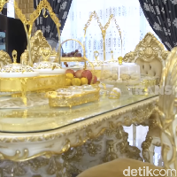 Peralatan makan hingga meja dan kursinya pun serba emas. (Foto: YouTube/Trans7 Official)