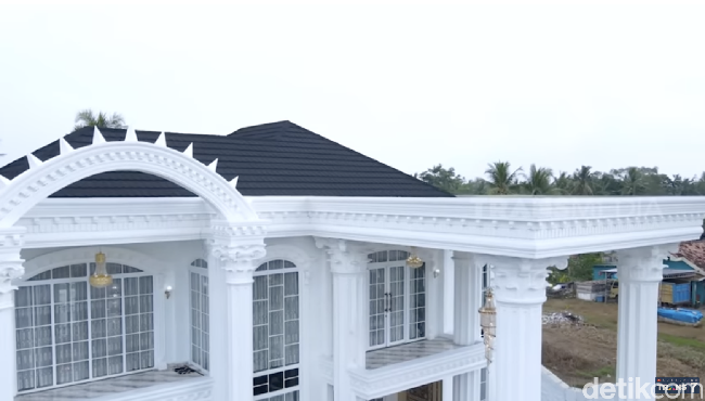 Menurut pengakuan sang pemilik saat muncul di program Sobat Misqueen Trans7, pembuatan satu pilar yang berdiri di rumahnya memakan biaya Rp 100 juta. Untuk fasad rumah, ia menambah bentuk mahkota sebagai aksen. Susah carinya, karena dibuat sesuai keinginan saya, kata pemilik merek kosmetik Mami Sultan ini. (Foto: YouTube/Trans7 Official)