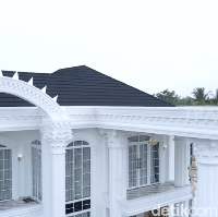 Menurut pengakuan sang pemilik saat muncul di program Sobat Misqueen Trans7, pembuatan satu pilar yang berdiri di rumahnya memakan biaya Rp 100 juta. Untuk fasad rumah, ia menambah bentuk mahkota sebagai aksen. Susah carinya, karena dibuat sesuai keinginan saya, kata pemilik merek kosmetik Mami Sultan ini. (Foto: YouTube/Trans7 Official)
