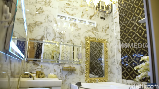 Kamar mandi utama tak kalah mewah. Bahkan untuk membuatnya pun menghabiskan dana Rp 100 juta. (Foto: YouTube/Trans7 Official)