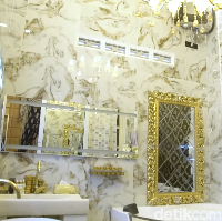Kamar mandi utama tak kalah mewah. Bahkan untuk membuatnya pun menghabiskan dana Rp 100 juta. (Foto: YouTube/Trans7 Official)