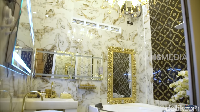 Sedangkan ini merupakan interior kamar mandi utama di rumah Mami Sultan. Katanya sih, untuk membuat interior kamar mandi ini saja dia menghabiskan dana hingga Rp 100 juta. Wow! Foto: YouTube/Trans7 Official
