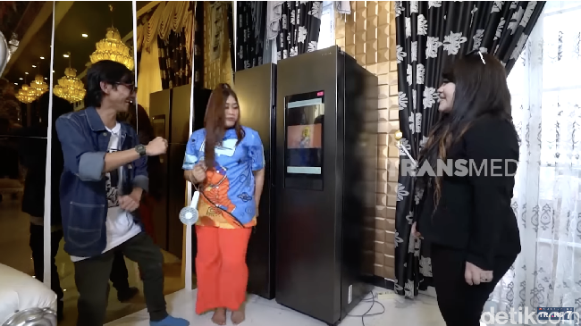 Kulkas pun tak kalah mewah. Kulkas tersebut dilengkapi layar yang bisa digunakan untuk menyaksikan YouTube. (Foto: YouTube/Trans7 Official)