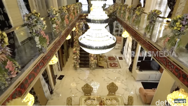 Pemandangan isi rumah jika dilihat dari lantai dua. Hiasan bunga juga mendominasi. (Foto: YouTube/Trans7 Official)
