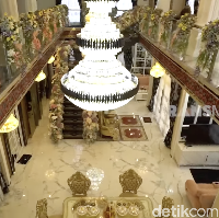 Pemandangan isi rumah jika dilihat dari lantai dua. Hiasan bunga juga mendominasi. (Foto: YouTube/Trans7 Official)