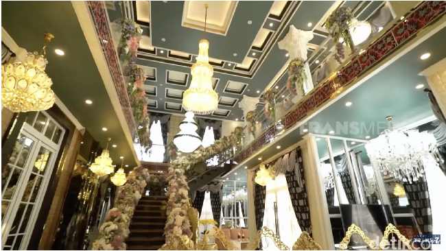 Lampu kristal terlihat menggantung hampir di setiap sudut rumah. (Foto: YouTube/Trans7 Official)