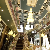 Lampu kristal terlihat menggantung hampir di setiap sudut rumah. (Foto: YouTube/Trans7 Official)