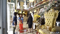 Pada bagian dalam, pemilik rumah sengaja memasang berbagai perabot dengan nuansa emas. Interiornya pun sarat dengan warna emas yang terkesan mahal. Foto: YouTube/Trans7 Official