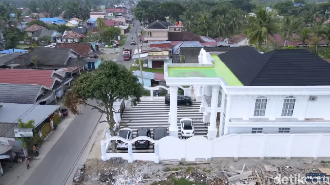 Rumah tersebut berdiri di tengah pemukiman sederhana sehingga kehadirannya cukup mencolok. (Foto: YouTube/Trans7 Official)
