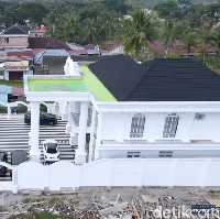 Rumah tersebut berdiri di tengah pemukiman sederhana sehingga kehadirannya cukup mencolok. (Foto: YouTube/Trans7 Official)