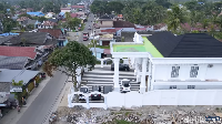 Rumah Mami Sultan tampak mencolok di lingkungannya. Bagaimana tidak, rumah-rumah di sekitarnya merupakan permukiman biasa dan cenderung padat penduduk. Bukan perumaha elit, lho. Foto: YouTube/Trans7 Official