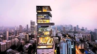 2. Antilia - IndiaAntilia merupakan hunian pribadi milik Mukesh Ambani, salah satu orang terkaya di India. Bangunan ini memiliki luas 400.000 kaki persegi dan memiliki 27 lantai, dengan double-ceiling yang dihitung sebagai 2 lantai. Walaupun bangunan ini tinggi, tetapi didesain untuk tahan gempat.Bangunan ini memiliki 6 lantai untuk area parkir guna memfasilitasi kendaraan-kendaraan mewah keluarga terkaya di India ini. Di dalamnya juga ada kuil besar, kamar untuk tamu yang mewah, 3 helipad, spa dengan kolam indoor, studio yoga, ruang bioskop pribadi, hingga kedai es krim. Bahkan, rumah tersebut juga terdapat ruangan bersalju yang mengeluarkan kepingan salju atau snowflakes jika cuaca di India sangat panas. Rumah ini diperkirakan seharga US$ 2 miliar atau sekitar Rp 30 triliun. Foto: Via Luxe Media