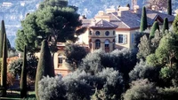 3. Villa Leopalda - PrancisKediaman paling mahal di Eropa ada di Villa Leopalda yang berada di antara Monaco dan Nice. Hunian mewah ini awalnya dimiliki oleh King Leopold II of Belgium yang kemudian turun dimiliki oleh berbagai pemilik elit. Saat Banker Edward Safra (pemilik sebelumnya) meninggal pada 1999, ia mewariskan vila tersebut kepada istrinya, Lily Safra. Vila ini memiliki kolam renang, kebun yang luas dan membutuhkan 50 tukang kebun untuk merawatnya. Vila ini diperkirakan memiliki nilai hingga US$ 750 juta atau sekitar Rp 11,2 triliun. Foto: Via Luxe Media  