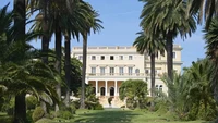 4. Villa Les Cèdres - PrancisBangunan ini sudah berdiri sejak 1830 dan sempat dimiliki oleh King Leopold II of Belgium. Namun demikian, rumah besar ini didapatkan oleh Campari Group dari Italia pada 2016 dan dijual ke miliuner dan pebisnis asal Ukraina, Rinat Akhmetov pada 2019. Pada rumah ini, terdapat banyak sekali kamar dan tempat bersama (communal space) serta memiliki kolam renang yang ukurannya untuk olimpiade, ballroom, bahkan kandang kuda yang dapat menampung 30 ekor kuda. Diperkirakan bangunan ini seharga US$ 450 juta atau sekitar Rp 6,7 triliun.Foto: Via Luxe Media