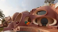 5. Les Palais Bulles - PrancisRumah mewah ini memiliki desain yang sangat unik! Les Palais Bulles atau Bubble Palace berbentuk seperti gelembung besar berwarna terakota. Di dalamnya ada tempat tidur yang berbentuk silinder, kolam renang, dan karya seni. Selain itu, terdapat amphitheater terbuka berkapasitas 500 tempat duduk di bagian bukit dengan pemandangan laut mediterania.Hunian ini dimiliki oleh desainer ternama asal Prancis, Pierre Cardin sejak tahun 1992 dan digunakan sebagai rumah liburan serta menjadi latar untuk acara fashion dan selebritas. Namun, sejak ia meninggal, tempat ini bisa disewa. Diperkirakan bangunan ini memiliki harga US$ 420 juta atau sekitar Rp 6,3 triliun. Foto: Via Luxe Media  
