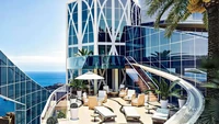 6. The Odeon Tower Penthouse - MonacoBangunan ini dikenal sebagai flat atau rumah susun paling mahal di dunia yang berada di atas gedung pencakar langit setinggi 560 kaki. Bangunan ini memiliki luas 38.000 kaki persegi yang terdiri dari 5 lantai, dengan 5 dapur pada setiap lantai. Selain itu, juga ada lantai dansa, kamar mandi mewah, bahkan kamar tidur untuk para staf. Adapun, flat ini dihargai sekitar US$ 330 juta atau sekitar Rp 4,9 triliun. Foto: Via Luxe Media  