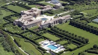7. Four Fair Field Pond - Amerika SerikatFour Fair Field Pond merupakan salah satu rumah mewah di Amerika Serikat yang dimiliki oleh pebisnis Ira Rennert. Rumah ini didesain untuk kalian yang mudah bosan berkat lahan yang luas dan berbagai fasilitas yang ada. Di dalamnya terdapat 18 kamar mandi, 21 kamar, 3 kolam renang, lapangan basket pribadi, tempat bowling, dan bioskop dengan kapasitas 164 tempat duduk. Selain itu, ada juga ruang makan sepanjang 91 kaki, ruang main biliar, 2 lapangan tenis dan squash, bahkan punya pembangkit listrik pribadi. Foto: Via Luxe Media  