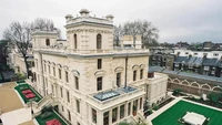 8. 18-19 Kensington Gardens - InggrisMenjadi salah satu jalan dengan hunian elit, Kensington Gardens terkenal dengan propertinya para miliuner. 18-19 Kensington Gardens dibeli pada tahun 1990-an seharga US$ 5 juta. Setelah renovasi bertahun-tahun dan investasi US$ 90 juta, hunian ini berubah dari hunian terabaikan menjadi impian para miliuner. Di dalamnya bahkan terdapat salon, kolam renang indoor, spa, sauna, hingga area parkir untuk 20 mobil. Rumah ini memiliki nilai sekitar US$ 222 juta atau sekitar Rp 3,3 triliun. Foto: Via Luxe Media  